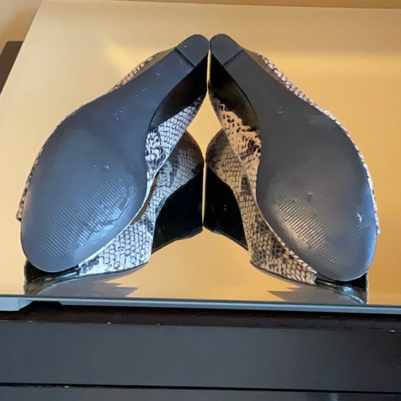 Comfy low wedge pumps. - Picture 4 of 4